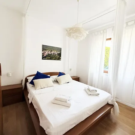 Family Monika - Sea View - Heated Pool Apartmán